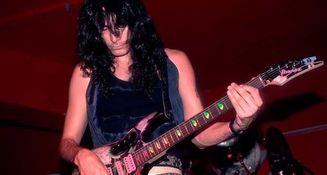 Ohebný a pružný Steve Vai
